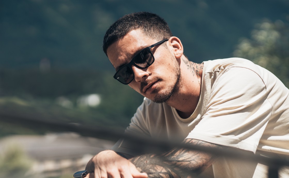 gloryfy: Mann mit Sonnenbrille